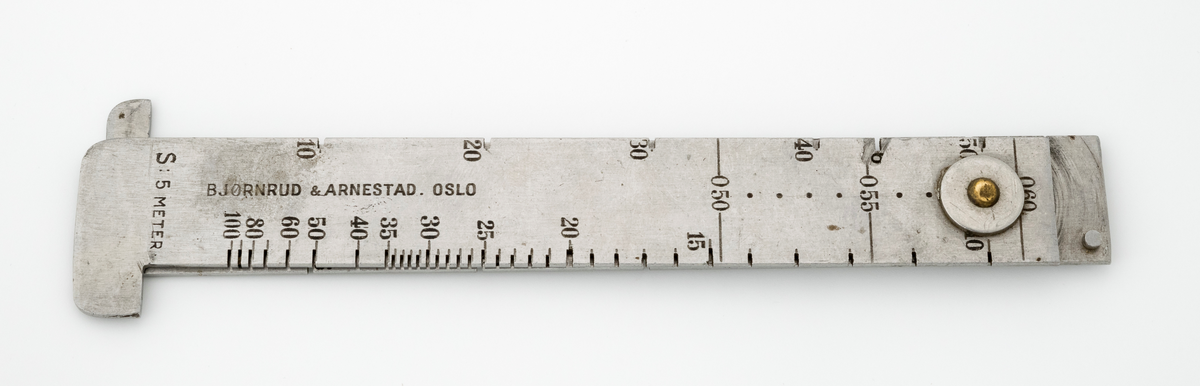 Denne beskrivelsen er kopiert, med noen få endringer, fra registrering SJF.11990:
Høydemåler for stående trær, utført i stål.  Måleinstrumentet er formet som en todelt linjal med innskårne hakk og påtrykte måltall mot begge tverrflater.  De to linjaldelene er hengslet sammen ved hjelp av ei messingnagle som er stuket mot messingskiver på begge sider av instrumentet.  For å sikre at høydemåleren holdes strakt utspent under bruk er det en liten messingtapp i den øvre halvdelen som føres inn i et hakk i sideflata på den nedre delen av gjenstanden.  I ene enden av høydemåleren er det gjennombrudt hull for oppheng.  Produsentens navn og tilholdssted innstemplet i stålet.  Den nederste delen av høydemåleren er påstemplet "S: 5 METER".  Dette betyr at høydemåleren skal brukes i kombinasjon med ei målestang som er 5 meter lang (jfr. teksten fra 1935 nedenfor). 

K. K. Hejes "Lomme-Almanak for Skogbrukere" fra 1935 har følgende beskrivelse av instrumentets virkemåte:
"Høidemåleren er en messinglinjal [SJF.15309 er utført i stål] med 2 faste armer i 30 cm. s avstand.  Ved målingen brukes en 5 (eller 4) m. s stang, som settes mot det tre man vil måle.  Man stiller sig på passende avstand fra treet så man kan innsikte roten i overkant av nedre arm og toppen i underkant av øvre arm.  Linjalen må holdes loddrett, dette opnåes best ved å holde den fritt hengende i en snor.  I det øieblikk man ved å føre linjalen frem og tilbake foran øiet har fått denne innsiktet, avleser man direkte på linjalen på det punkt siktelinjen fra toppen av 5-meterstangen treffer denne, treets høide i meter.  Ved litt øvelse kan stor nøiaktighet opnåes.  Enkelte linjaler er beregnet på 4 m. s stang, dette står da inngravert på linjalen.  For å undgå den lange 5 m. s stang, kan man bruke en på 2 1/2 m., den avleste høide blir da å dividere med 2. "

Tidligere rektor ved Statens Skogskole Brandbu, Torstin Dahl, forteller at målestanga som ble brukt sammen med høydemåleren vanligvis var av bambus.  Det å skulle dra med seg ei så lang bambusstang i tett skog var ikke alltid like enkelt.  For øvrig berømmer han Christens høydemåler for at den gav muligheter for forholdsvis nøyaktige målinger, langt på veg like nøyaktige som de man oppnår ved hjelp av mer moderne Suunto-målere. 

Form: Linjalform (tilnærmet rektangulær, lang)