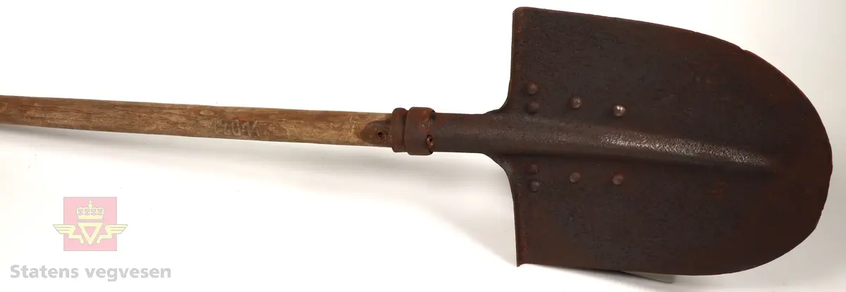 Spader med variert tilstand laget av metall, med skaft av tre. Spadebladene er alle buet. Blad og hals er klinket/sveiset sammen. En del av skaftene er merket med nummer og bokstaver risset inn i treverket.