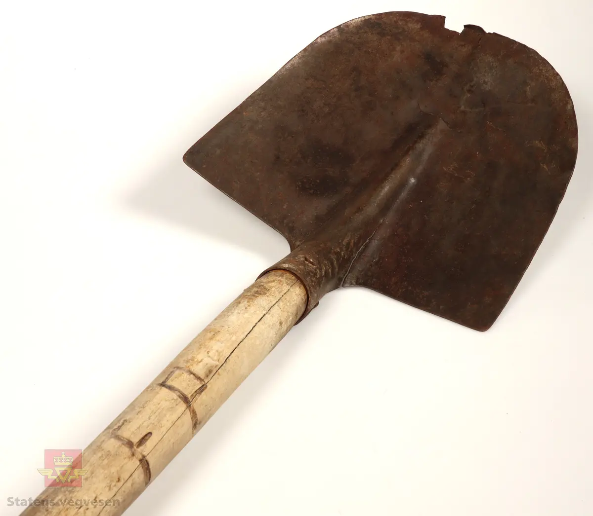 Spader med variert tilstand laget av metall, med skaft av tre. Spadebladene er alle buet. Blad og hals er klinket/sveiset sammen. En del av skaftene er merket med nummer og bokstaver risset inn i treverket.