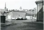 Västerås, Centrum, kv. Lovisa.
Parkeringen vid Korsvirkeshuset, 1988?