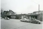 Västerås, Östermalm, kv. Ludolf (f.d. kv. Ludvig).
Esso bensinstation och bilfirman Alvenius. C:a 1960-tal.