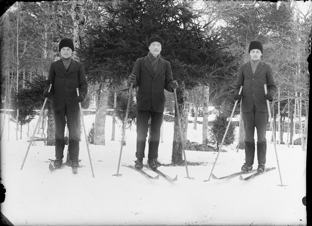 Tre skidåkande män, Alunda, Uppland