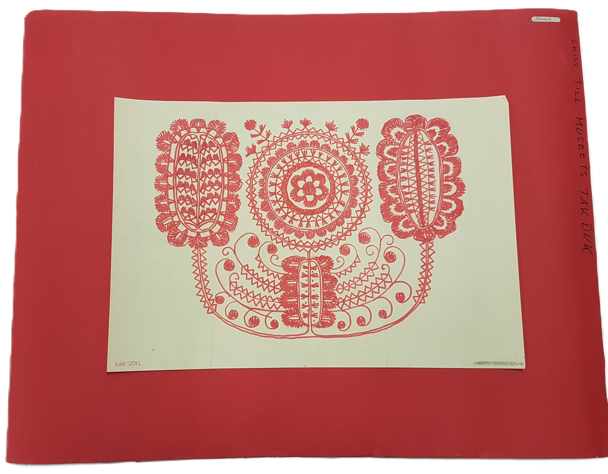 Skiss. Mönsterskiss till textil. Slingrande ornament och blomster i rött mot en vit bakgrund.