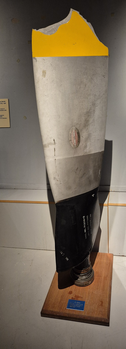 Skadet propellblad fra P-3 Orion. Del av bladet er registrert som LMU.500753