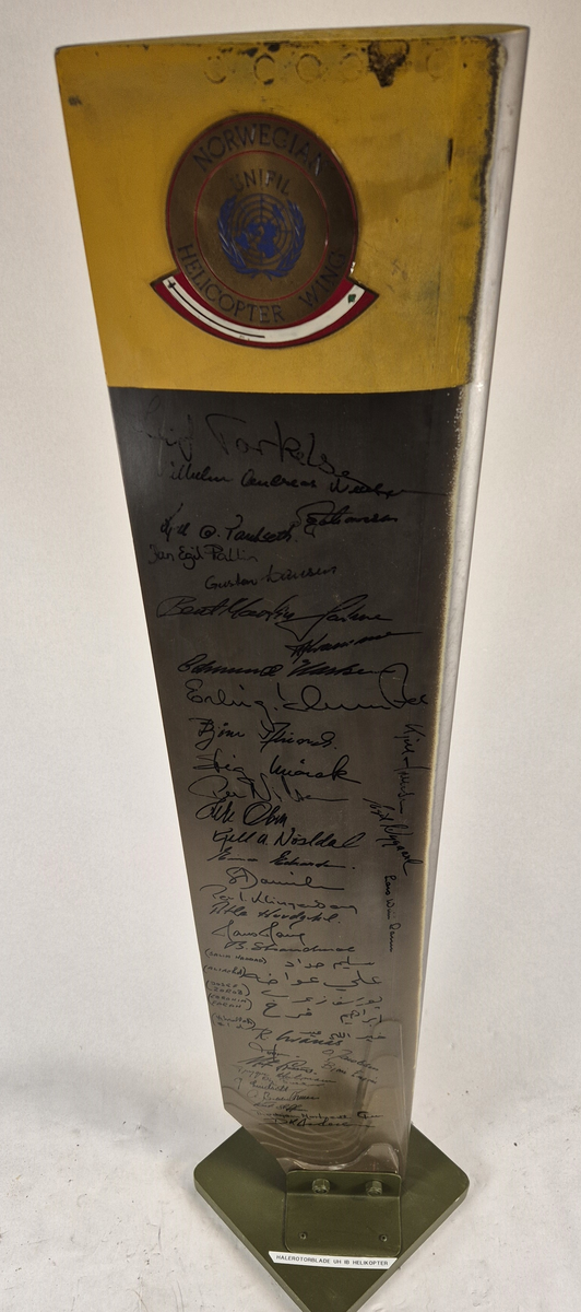 Halerotorblad fra Bell UH-1B, signert av personell tilhørende Norwegian Helicopter Wing UNIFIL.