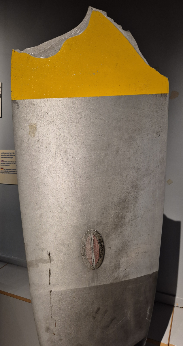 Skadet propellblad fra P-3 Orion. Del av bladet er registrert som LMU.500753