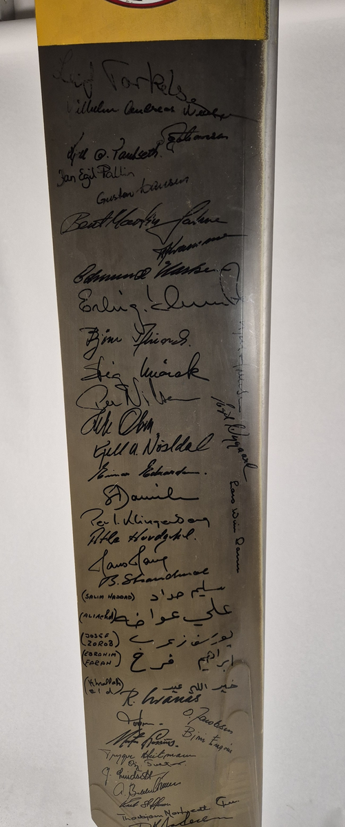 Halerotorblad fra Bell UH-1B, signert av personell tilhørende Norwegian Helicopter Wing UNIFIL.