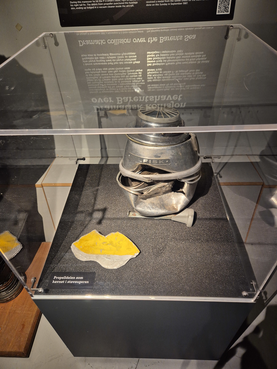 Nilfisk støvsuger som ble skadet da propelldel ble slynget gjennom flykroppen.