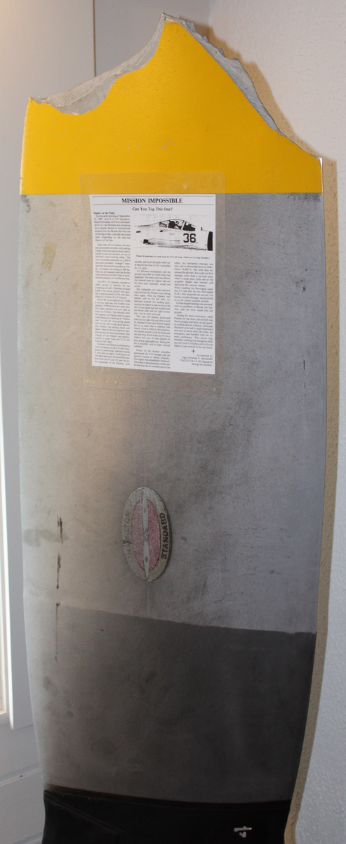 Skadet propellblad fra P-3 Orion. Del av bladet er registrert som LMU.500753