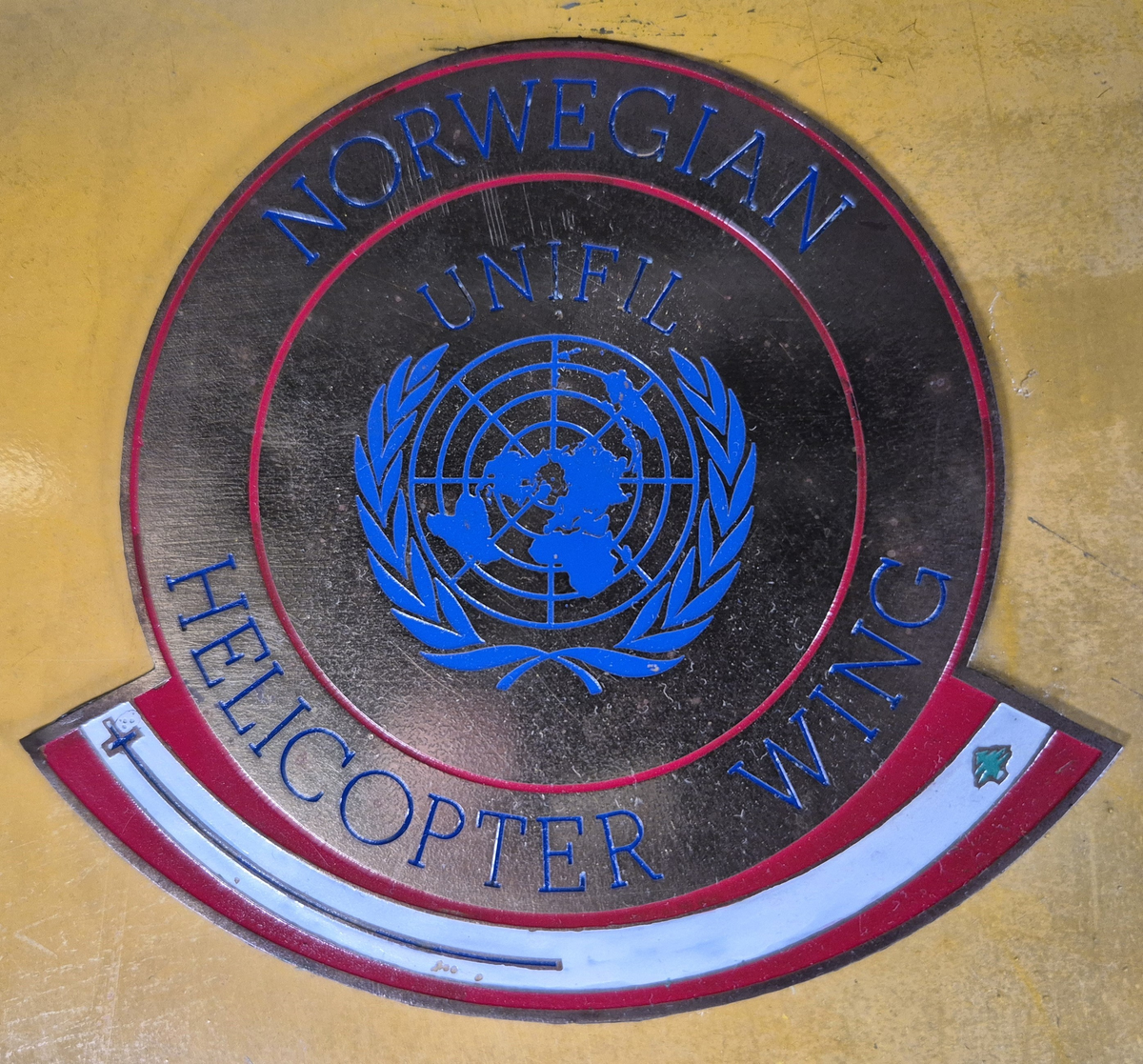 Halerotorblad fra Bell UH-1B, signert av personell tilhørende Norwegian Helicopter Wing UNIFIL.