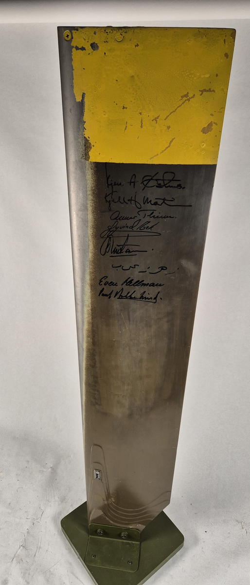 Halerotorblad fra Bell UH-1B, signert av personell tilhørende Norwegian Helicopter Wing UNIFIL.