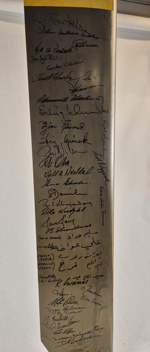 Halerotorblad fra Bell UH-1B, signert av personell tilhørende Norwegian Helicopter Wing UNIFIL.