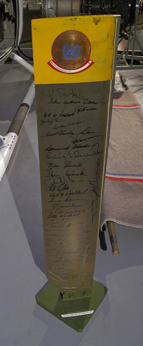 Halerotorblad fra Bell UH-1B, signert av personell tilhørende Norwegian Helicopter Wing UNIFIL.