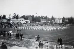 Hamar, Briskeby gressbane, turnstevne, turnere defilerer,