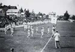 Hamar, Briskeby gressbane, turnstevne, turnere defilerer,