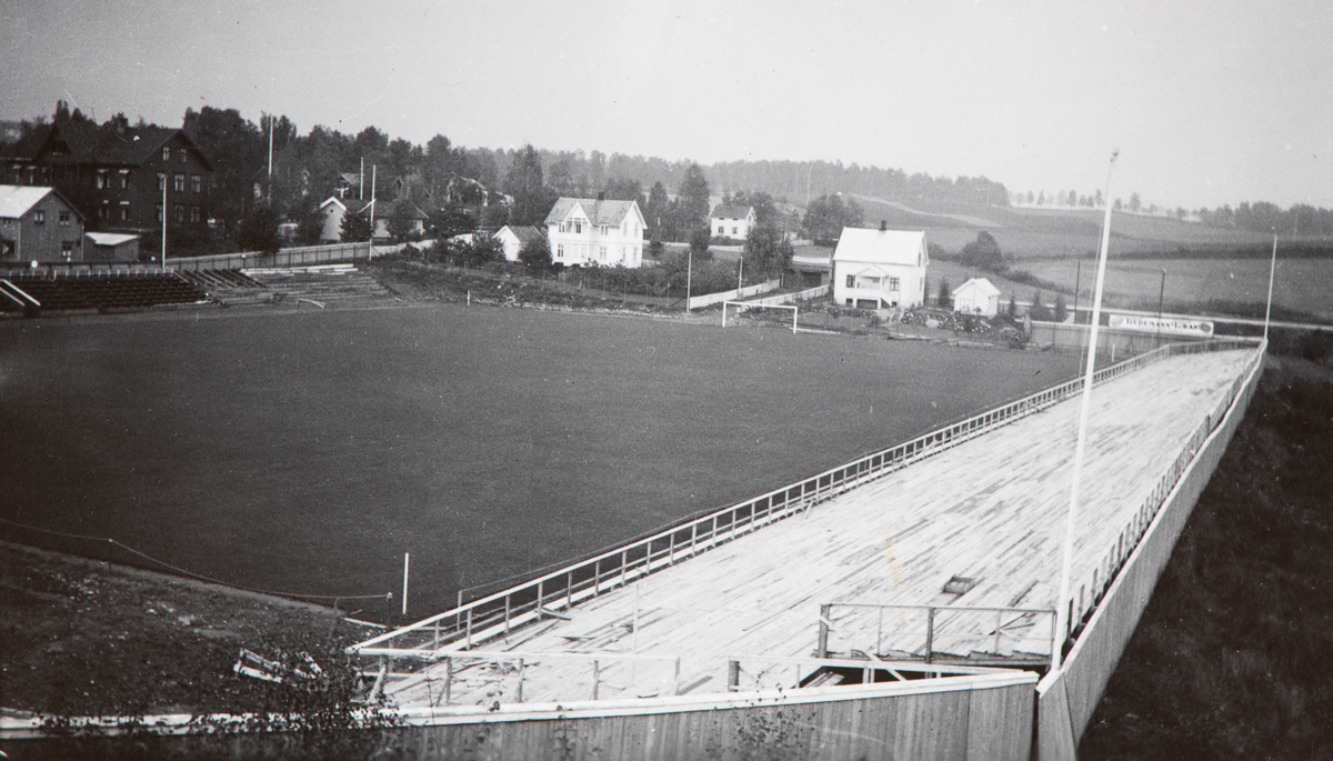 Hamar, Briskeby gressbane, Briskebyens Fotballag BFL, opparbeidelse av ny fotballbane, dugnad, (etter 1946 Hamarkameratene Hamkam), bygging av tribune på østsiden,