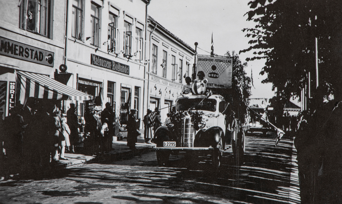 Hamar, Strandgata, opptog, Hamardag, Briskebyens Fotballag BFL kjøres i en lastebil gjennom gatene, innsamlingsaksjon, lastebil med registreringsnummer D-2295 er en Chevrolet 1938 modell,