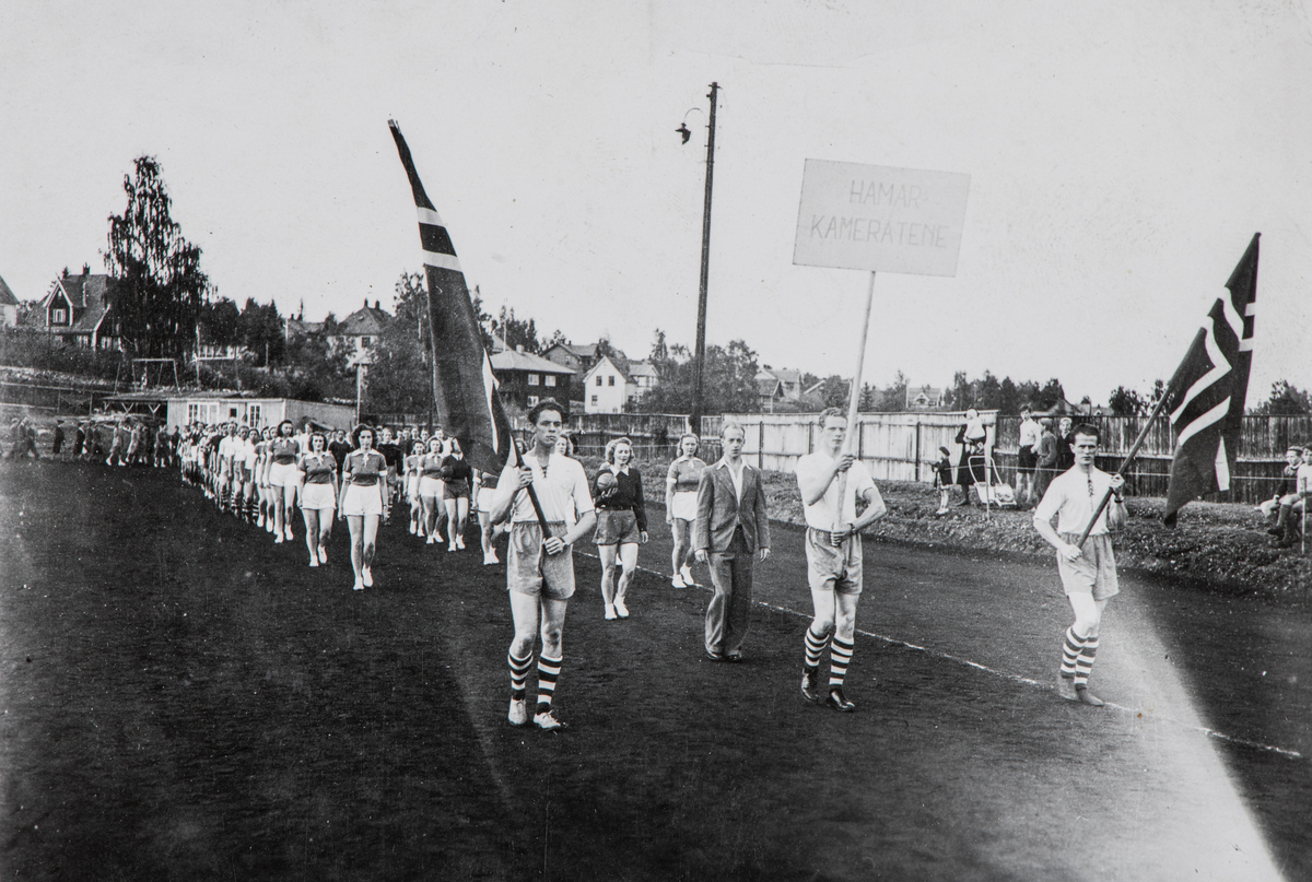Hamar stadion, idrettens dag 1946, Hamarkameratene Hamkam, fotballaget og damehåndballaget marsjerer mot byen,