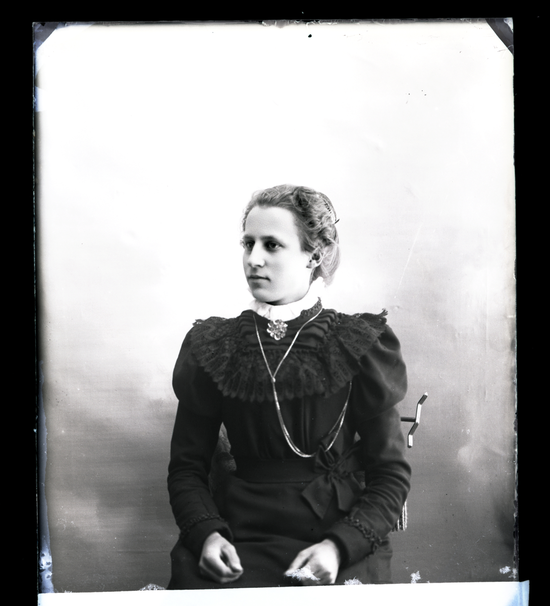 En kvinne.
Ei Polla Bradal, født 1882 bor sammen med foreldrene på Søndre Bradal i Vestre Toten i folketellingen 1891. Hvis fotografiet er fra perioden Gullord var fotograf på Gjøvik, kan det være hun som er på fotografiet.
Skrevet på papir som er festet til negativet: 1082  Pålla Brahdal, se bilde GM_MG.03090_1.