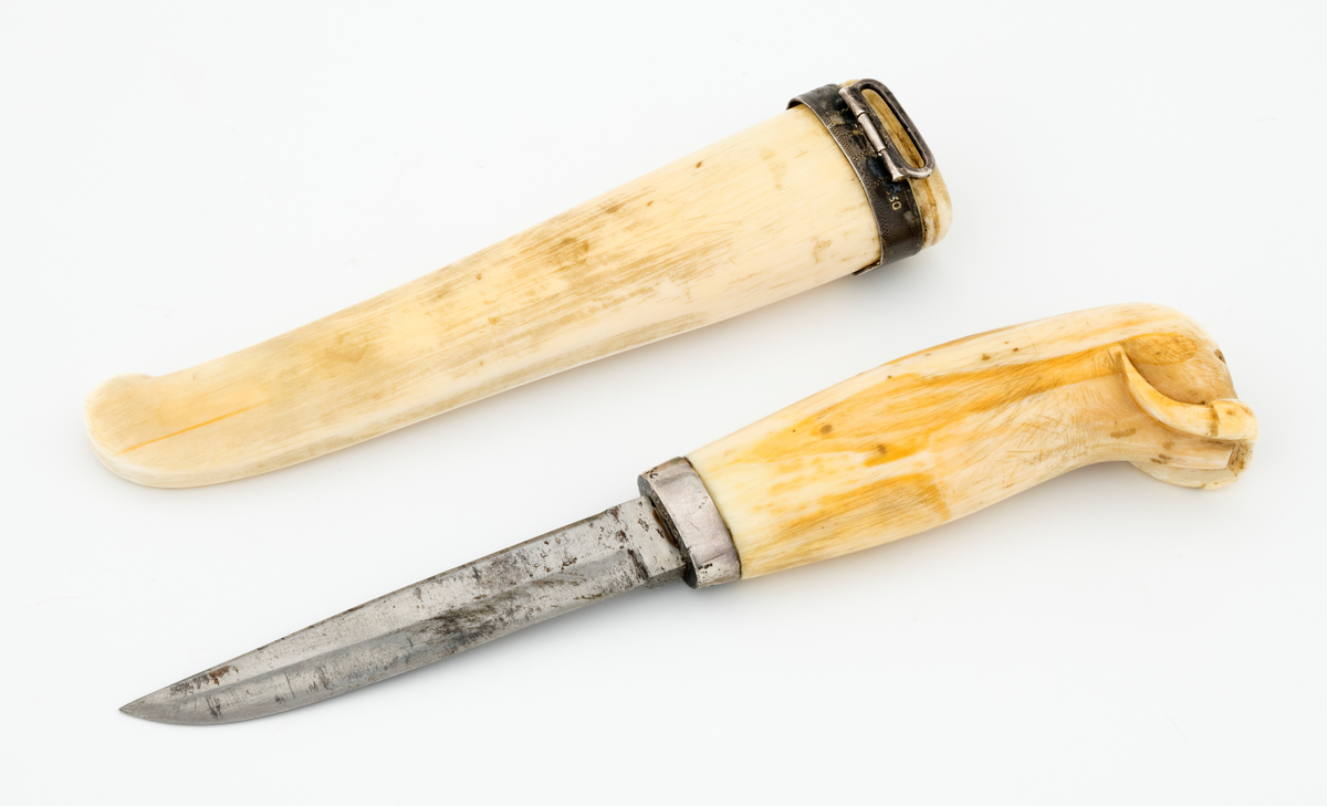 Tollekniv som har tilhørt offiseren og polfareren Hjalmar Johansen (1867-1913), som var kjent fra Fridtjof Nansens Fram-ekspedisjon (1893–1896) og Roald Amundsens Sørpolekspedisjon (1910–1912). Kniven har blad som antas å være av jern og stål, mens skaftet og slira skal være utført i hvaltann, for sliras del suplert med en skaftholk av sølv. Skaftet og slira er åpenbart håndlagde, men vi kjenner foreløpig ikke knivmakerens indentitet.

Kniven er 18,9 centimeter lang. Bladet utgjør 9,2 centimeter av dette lengdemålet. Det er 1,5 centimeter bredt bakerst ved brystningen. Her er tjukkelsen 3,2 millimeter, men bladet tynnes gradvis mot spissen, hvor det er 2,1 millimeter tjukt. Den bakre delen av bladryggen er rettlinjet, men de fire fremste centimeterne skrår svakt ned mot bladspissen. Kantene på bladryggen er noe avfasete. Slipefasene på eggsida er opptil 8 millimeter brede. Bladet har ingen stempler eller andre signaturer som tydeliggjør produsentens identitet, men mye tyder vel på at dette er et «fabrikkblad» - altså en masseprodusert komponent.

Tangen i den bakre enden av skaftet er tappet inn i et 9,7 centimeter langt skaft, lagd av gråkvit hvaltann. Den fremre skaftenden er forsterket med en 7,3 millimeter bred skaftholk med glatt overflate. Skaftet er konvekst i formen, og det har, som på knivskaft flest, et ovalt tverrsnitt. Den bakre skaftenden er en aning krum - mot buksida. Denne delen av skaftet er formet som hodet på en hvalross (Odobenus rosmarus), en selart med store, buete hjørnetenner. Denne arten er utbredt i grunne kystområder i det arktiske nord, altså i miljøer eieren av denne kniven besøkte på ekspedisjoner han var med på.

Slira er et 14,8 centimeter langt hylster, tilsynelatende lagd i ett stykke av hvaltann. Den er noe asymmetrisk i lengderetningen. Her er det med andre ord lett å se i hvilke reninger bladryggen og egglinja skal ligge når kniven stikkes i slira. Baksida av slira har glatt overflate. På forsida er det skåret et riflemønster som ender i et buet endeparti nederst på slira. Her er det ingen metallbeslag, men sliremunningen i overenden er forsterket ved hjelp av en sølvholk med profilert (flikete) nederkant. På baksida av denne komponenten, som er laget av sølv, er det påloddet ei hengsle for en opphengsstropp, som ikke er intakt.
