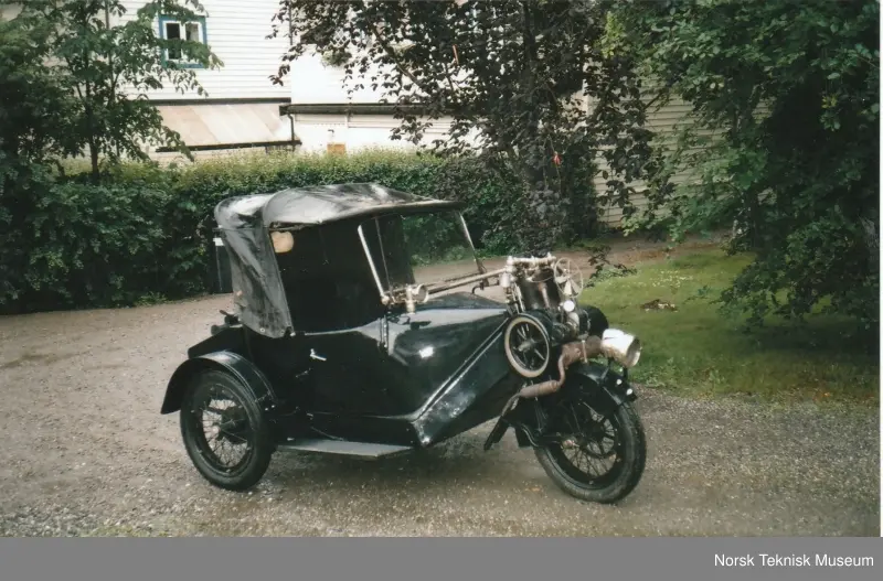3- hjuls personbil fra 1913. 2- sylindret, luftkjølt motor på 9 hk.

Bilen har tre hjul, ein to-sylindra motor på framhjulet, kalesje og styrestong. Den har no registreringsnummer R 34. 9 hestekrefter, brukar vanleg bensin + har oljeglas til direkte smøring av motoren under køyring. Startar med sveiv eller trekking.

Til bilen høyrer ekstra kalesje av lerret, ekstren startmotor, bagtteri til starmotoren, ekstra bøyle til panseret for å ha vindskjerming, + diverse verktøy, i alt 10 delar.

Bilete nr. 4 viser Birger Lærums Phänomobil frå 1913, som var identisk.