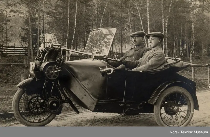 3- hjuls personbil fra 1913. 2- sylindret, luftkjølt motor på 9 hk.

Bilen har tre hjul, ein to-sylindra motor på framhjulet, kalesje og styrestong. Den har no registreringsnummer R 34. 9 hestekrefter, brukar vanleg bensin + har oljeglas til direkte smøring av motoren under køyring. Startar med sveiv eller trekking.

Til bilen høyrer ekstra kalesje av lerret, ekstren startmotor, bagtteri til starmotoren, ekstra bøyle til panseret for å ha vindskjerming, + diverse verktøy, i alt 10 delar.

Bilete nr. 4 viser Birger Lærums Phänomobil frå 1913, som var identisk.