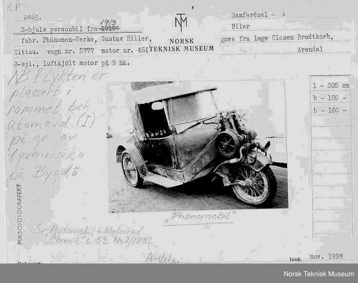 3- hjuls personbil fra 1913. 2- sylindret, luftkjølt motor på 9 hk.

Bilen har tre hjul, ein to-sylindra motor på framhjulet, kalesje og styrestong. Den har no registreringsnummer R 34. 9 hestekrefter, brukar vanleg bensin + har oljeglas til direkte smøring av motoren under køyring. Startar med sveiv eller trekking.

Til bilen høyrer ekstra kalesje av lerret, ekstren startmotor, bagtteri til starmotoren, ekstra bøyle til panseret for å ha vindskjerming, + diverse verktøy, i alt 10 delar.

Bilete nr. 4 viser Birger Lærums Phänomobil frå 1913, som var identisk.