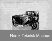 3- hjuls personbil fra 1913. 2- sylindret, luftkjølt motor på 9 hk.

Bilen har tre hjul, ein to-sylindra motor på framhjulet, kalesje og styrestong. Den har no registreringsnummer R 34. 9 hestekrefter, brukar vanleg bensin + har oljeglas til direkte smøring av motoren under køyring. Startar med sveiv eller trekking.

Til bilen høyrer ekstra kalesje av lerret, ekstren startmotor, bagtteri til starmotoren, ekstra bøyle til panseret for å ha vindskjerming, + diverse verktøy, i alt 10 delar.

Bilete nr. 4 viser Birger Lærums Phänomobil frå 1913, som var identisk.
