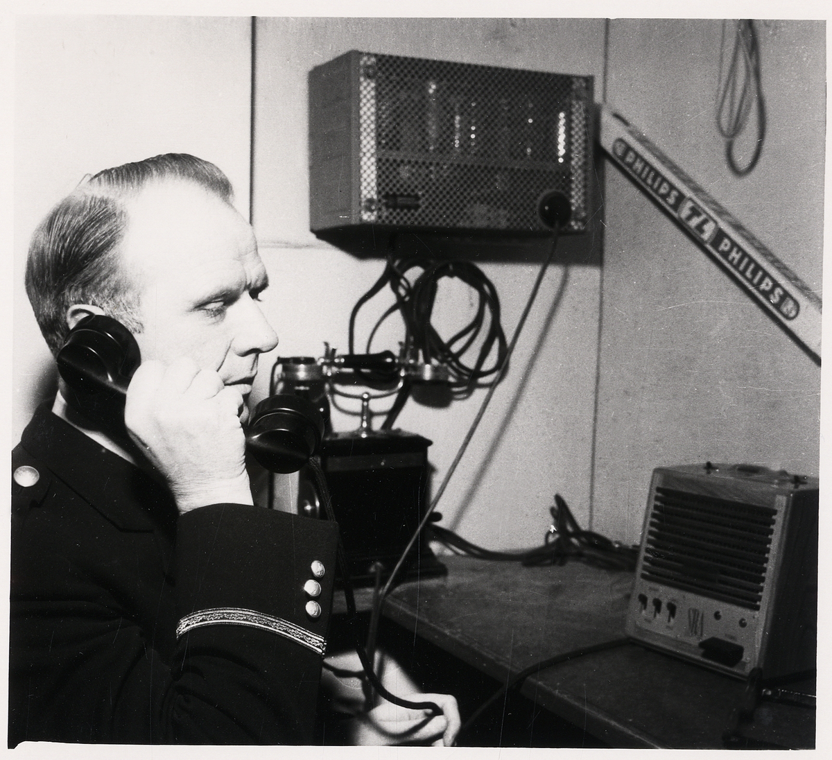 Överkonstapel Yngve Cronstam i telefon.
Reportagebild från tidningen "Kronobergaren", 13/2 1954.