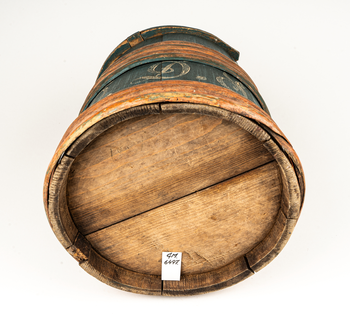 Stånka av trä (furu), laggad, med 7 träband. Målad i grönblått och rött. Märkt DDS år 1853 på sidan med vit färg.