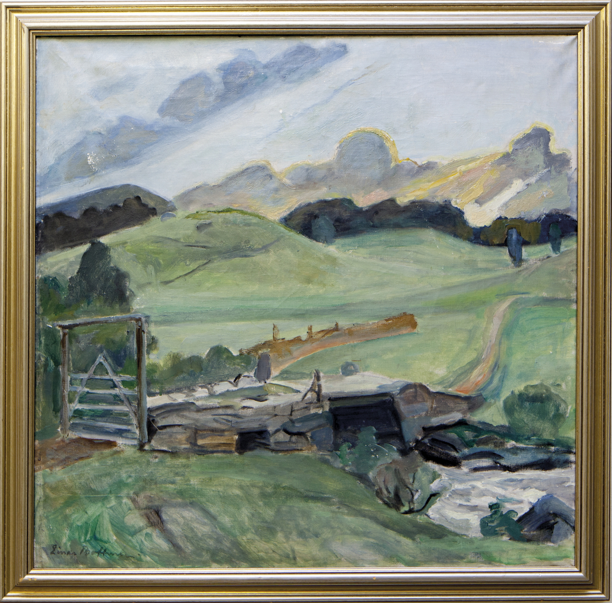 Maleri av et landskap. I forgrunnen ser vi en gammel, slitt treport som leder inn i et åpent område. En liten bekk renner gjennom midten av bildet, med synlige steiner og frodig vegetasjon langs bredden. Over bekken går det en enkel bro, og fra broen slynger en vei seg videre inn i landskapet med bølgende, grønne åser. I bakgrunnen skimtes flere trær og en lys himmel med spredte, myke skyer. 