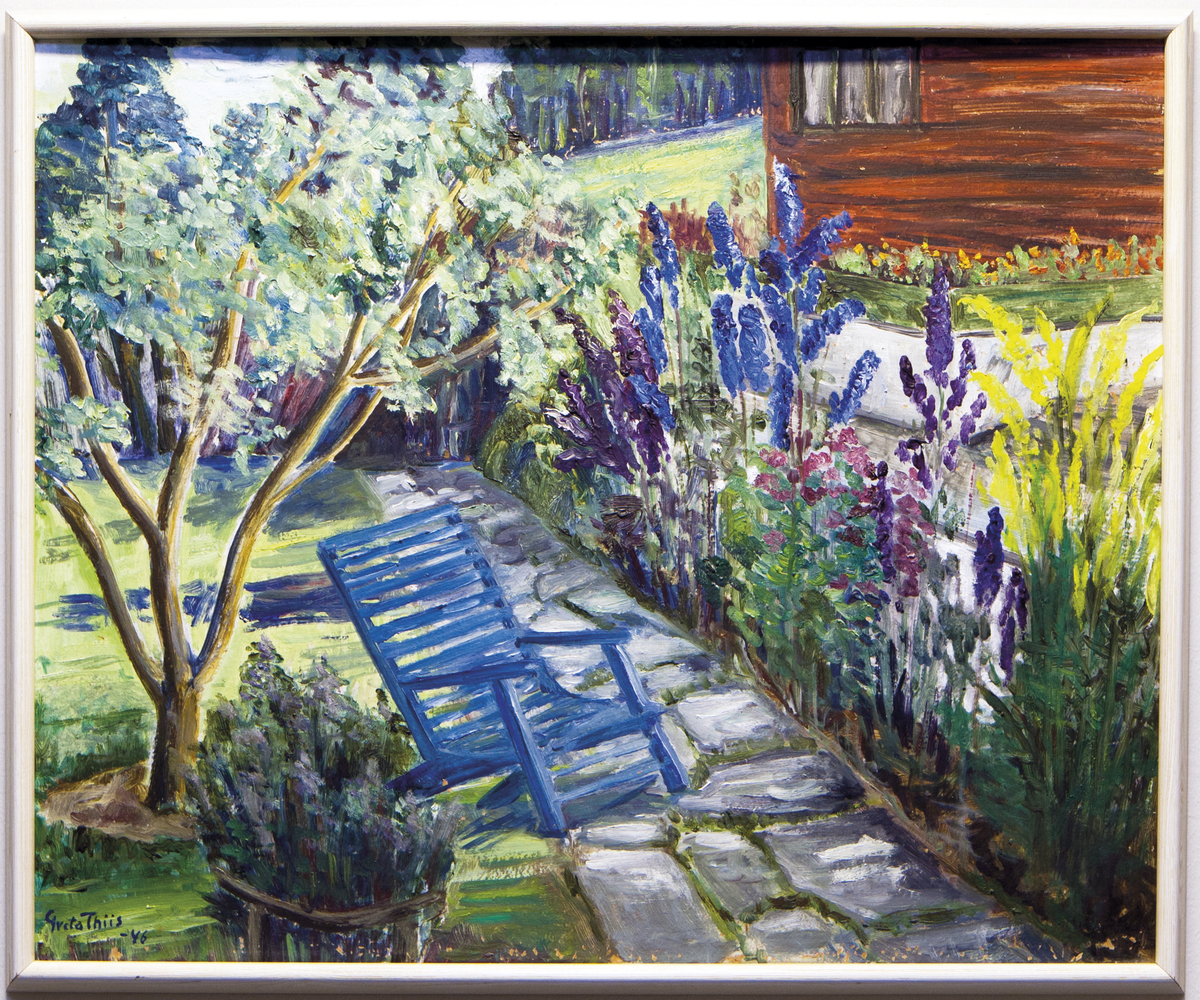 Maleri av en frodig og sommerlig hage. En blå hagestol står i skyggen under et lyst grønt tre til venstre. En sti av grå steinheller slynger seg gjennom en frodig blomsterbed med høye, lilla, rosa, blå og gule blomster langs høyre side. I bakgrunnen skimtes et rødt trehus, en grønn plen og flere trær. 