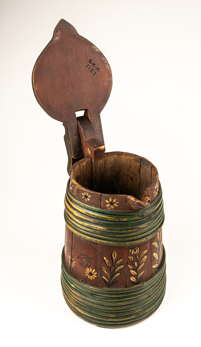 Stånka, laggat, med 17 träband. Locket platt. ovanpå är vid dess fäste två fågelfigurer utslurna. 
Rödmålat med blommor och och blad i svart och gulvitt. Med snip. 
Målad text: B.S.D 1837.