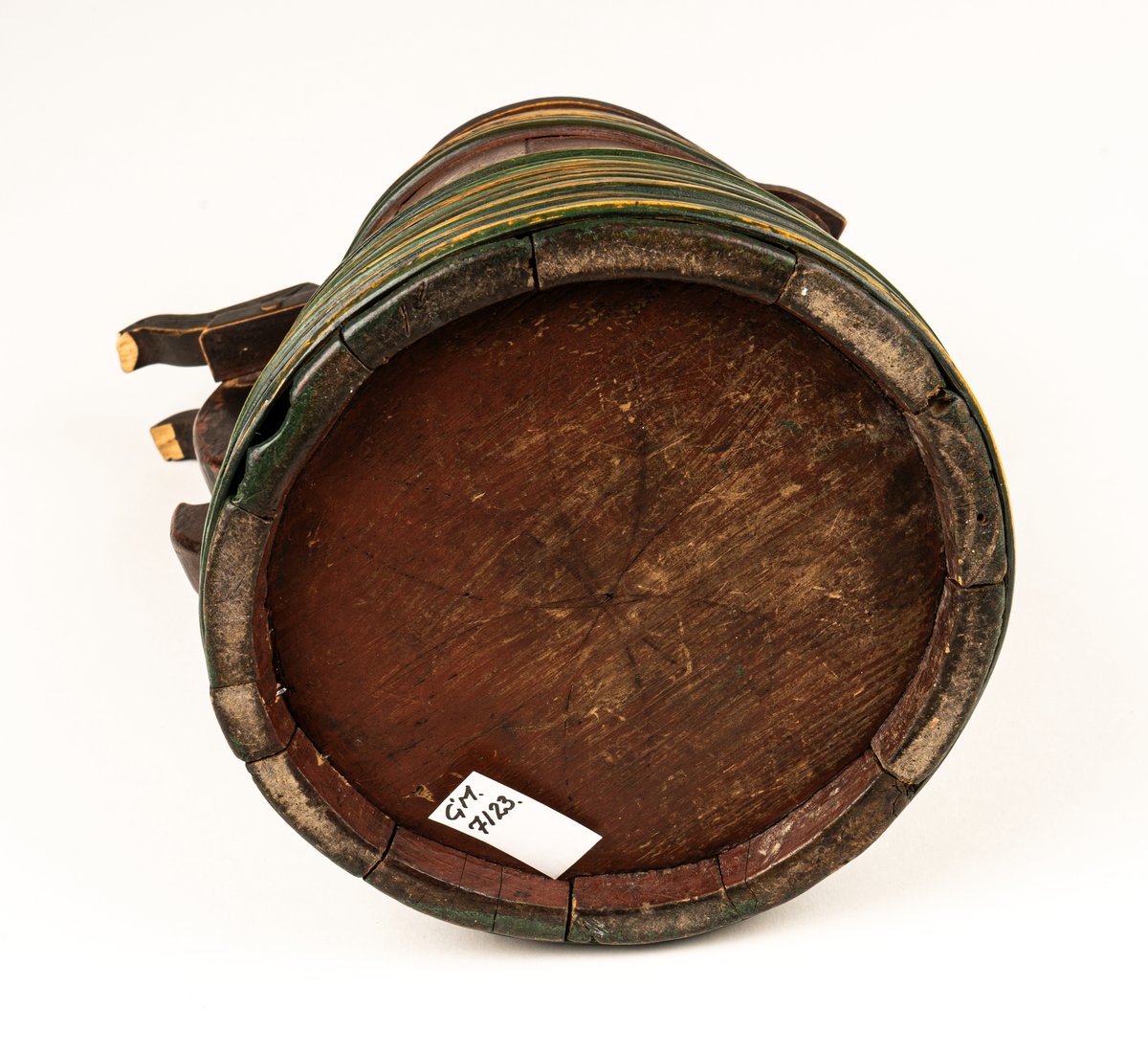 Stånka, laggat, med 17 träband. Locket platt. ovanpå är vid dess fäste två fågelfigurer utslurna. 
Rödmålat med blommor och och blad i svart och gulvitt. Med snip. 
Målad text: B.S.D 1837.