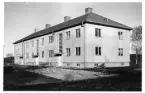 Domnarvet. Arbetarebostad Wega under uppförande 1939. 
Text på baksidan: Se i övrigt annat foto av samma bostad.
(Mer information vid bild DM KPB 000907)