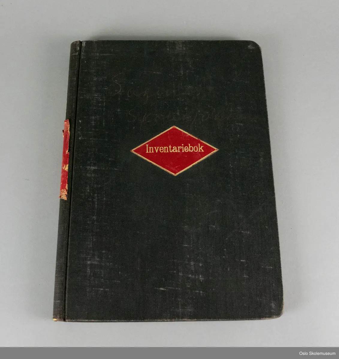 Inventarbok fra skolekjøkkenet på Sagene skole. Boken har svart perm. På forsiden er det en rød etikett med gullskrift. I boken er det forhåndstrykte ruter og tekst samt håndskrevet tekst med oversikt over inventaret på Sagene skolekjøkken mellom 1910 og 1948.