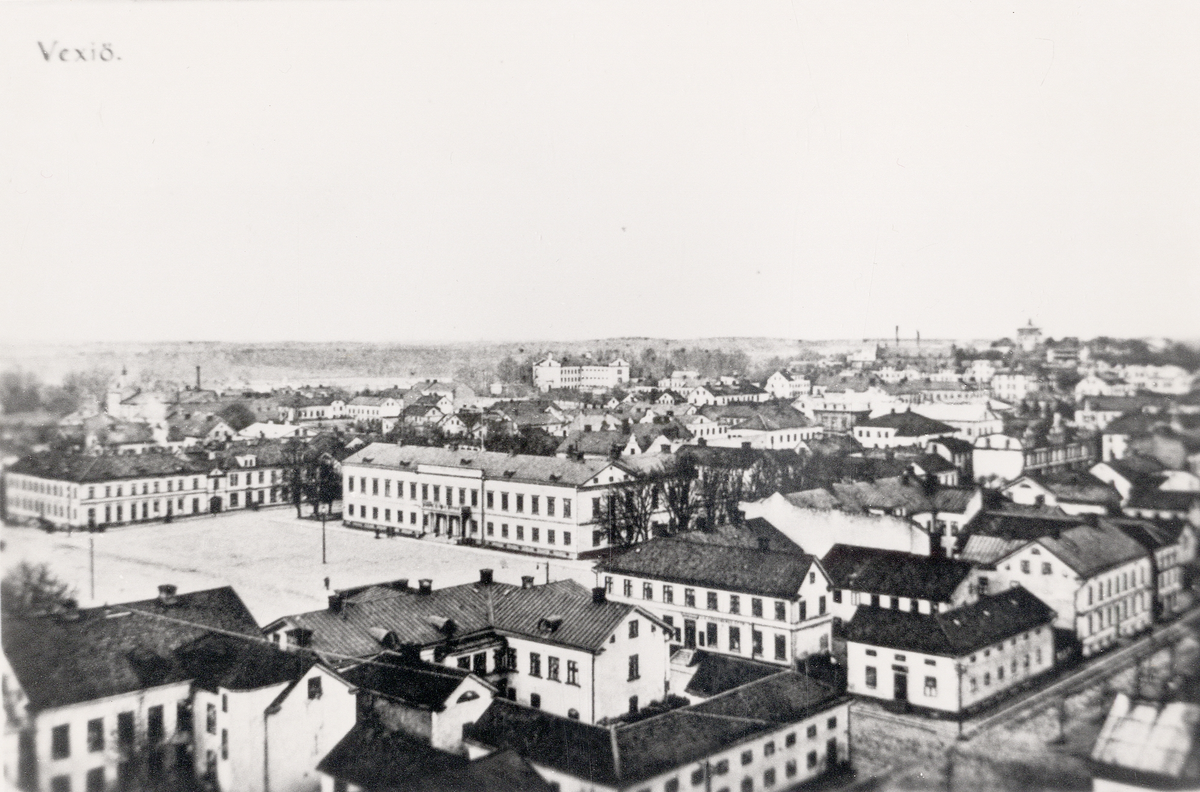 Vy från domkyrkotornet över stortorget, Växjö, med bl a residenset, mot nordväst. I bakgrunden skymtar man fängelset och Kristinebergs bryggeri. Ca 1900.
Vykort efter fotografi.