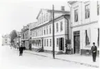 Kungsgatan mot söder, 1906. I fonden skymtar järnvägsstationen. Poliskonstapeln som syns mitt i gatan är förmodligen Emil Falk.