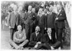 Polisföreningen i Växjö (?) har anordnat en familjeutflykt, ca 1920.
Fr.v.: Petrusson,    ?   , Lundin, H. Carlsson, Hans Thylander, Axel Johansson (Öster), Walfrid Gyllensten, Oskar Palmqvist, Sittande: Arvid Rydenmark, G. Pettersson, Per Ohlsson.