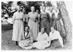 Polisföreningen i Växjö (?) har anordnat en familjeutflykt, ca 1920.
Polismännens fruar har samlats för fotografen.