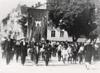 Demonstrationståg, Folknykterhetens Dag, 1922 el. 1923. 
I täten t. höger: överkonstapel Ekman i sommaruniform med s.k. Stanleyhatt. I bakgrunden skymtar husen längs Kronobergsgatan.