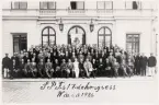Svenska Polisförbundets (SPF:s) 17:e kongress, hållen i Växjö, 1926.
Man har samlats framför stora ingången till stadshuset vid stortorget.