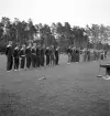 Internationellt på Värendsvallen, 1943.
Ett antal tävlande har ställt upp sig på plan.