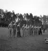 Internationellt på Värendsvallen, 1943.
Ett antal tävlande har ställt upp sig på plan.