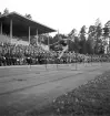 Internationellt på Värendsvallen, 1943. 
Häcklöpning för män, framför hedersläktaren.