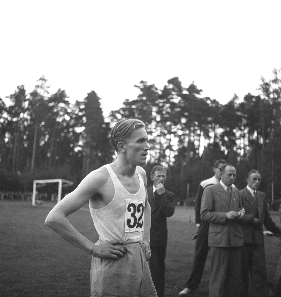 Internationellt på Värendsvallen, 1943. 
Studie av en utländsk (?) idrottsman på Värendsvallen.
