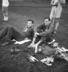 Internationellt på Värendsvallen, 1943. 
Två idrottsmän från Ungern tar en paus.