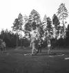 Internationellt på Värendsvallen, 1943. 
Kulstötning (?). 
En idrottsman har just kastat iväg en kula (?).