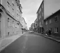Parti av Nygatan i Linköping. Vy från en position strax väster om Apotekaregatan. Foto 1963 eller möjligtvis 1964.