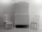 Skåp med två stolar